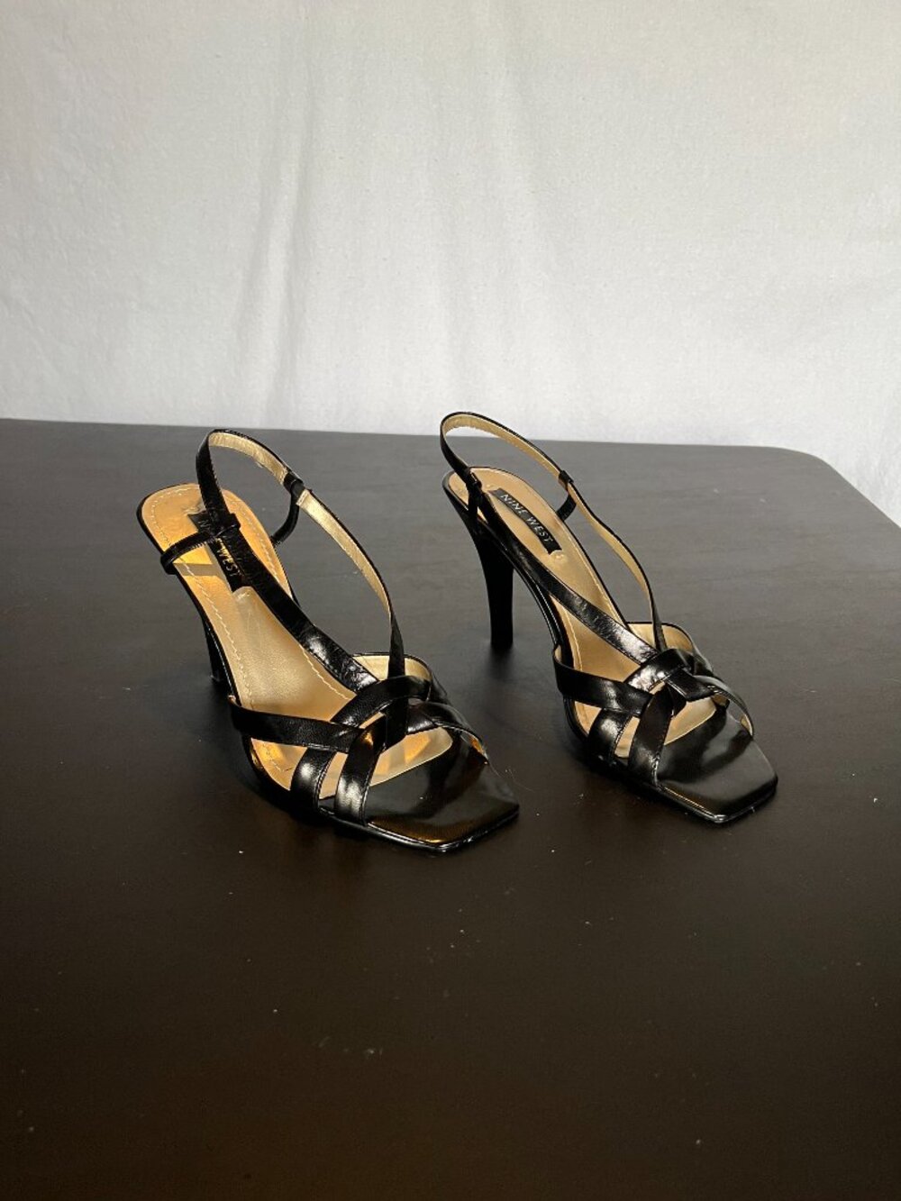 Nine West Size 8M Black and Gold Leather Lifted Sandals